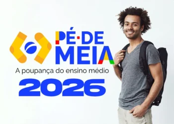 Aluno beneficiário do Pé-de-Meia 2026 sorridente e a logo do programa
