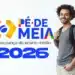 Aluno beneficiário do Pé-de-Meia 2026 sorridente e a logo do programa