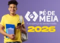 Imagem promocional do Pé-de-Meia 2026, com jovem sorridente segurando cadernos e celular, sobre fundo roxo. O título ‘Pé-de-Meia 2026’ e a legenda informam sobre o cronograma de pagamentos para janeiro, fevereiro e março de 2026.