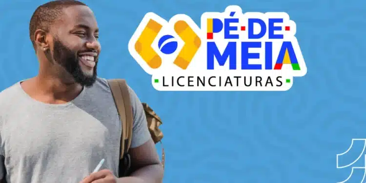 Jovem sorrindo enquanto segura caderno, com a logo do Pé-de-Meia Licenciaturas, que oferece bolsa mensal superior a R$ 1.000.