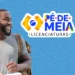 Jovem sorrindo enquanto segura caderno, com a logo do Pé-de-Meia Licenciaturas, que oferece bolsa mensal superior a R$ 1.000.