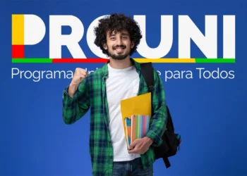 Jovem com mochila e material escolar fazendo gesto de vitória, logotipo do Prouni em fundo azul