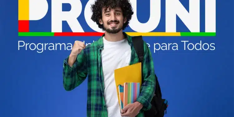 Jovem com mochila e material escolar fazendo gesto de vitória, logotipo do Prouni em fundo azul