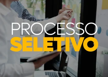 Pessoas em reunião analisando gráficos e post-its no processo seletivo