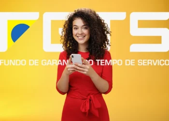 Mulher sorridente segurando celular em frente ao logo do FGTS para consultar saque-aniversário.