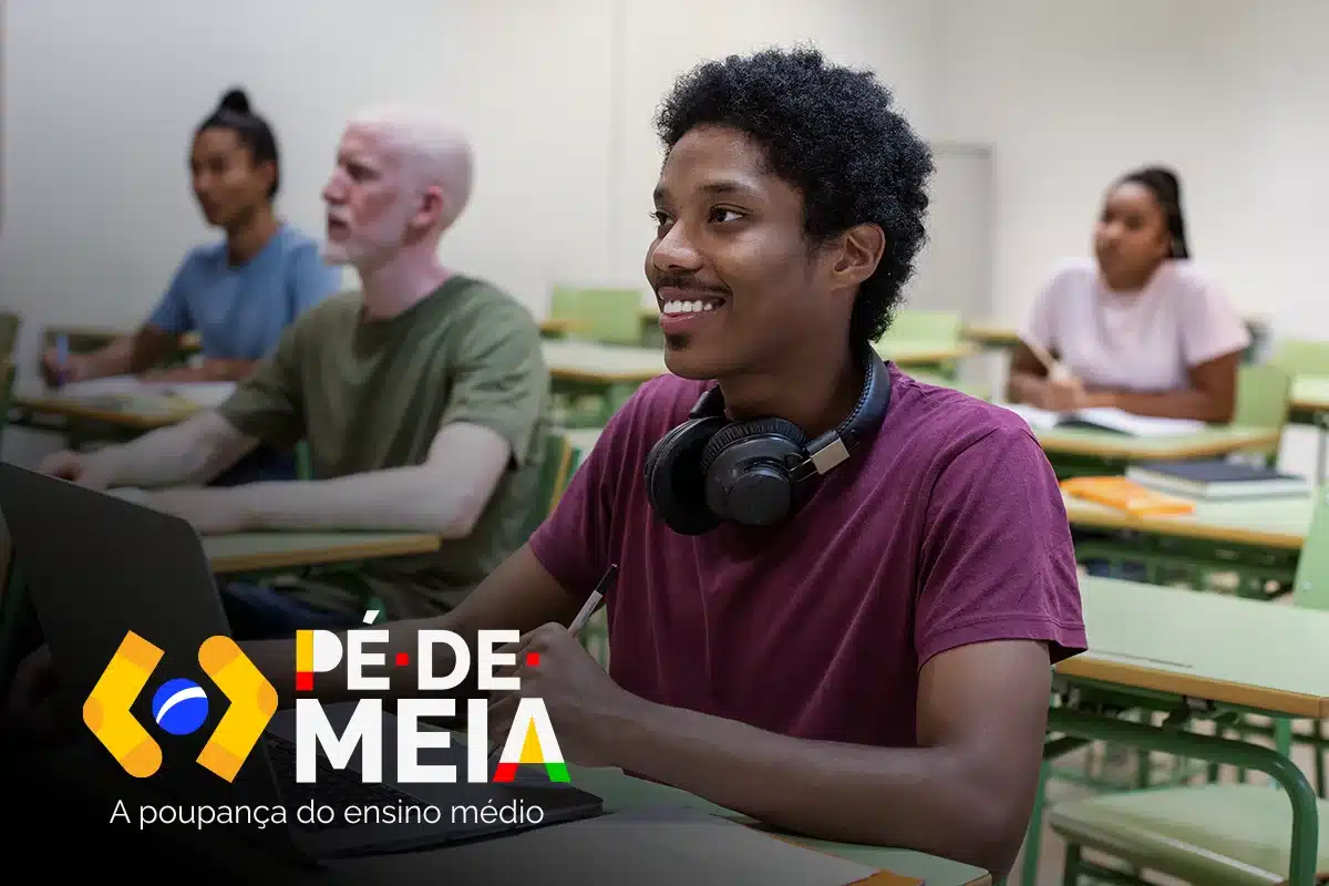 Requisitos benefício Pé-de-Meia fevereiro 2026 Estudante do ensino médio em sala de aula beneficiário do programa Pé-de-Meia.
