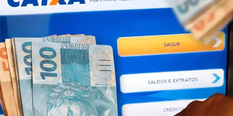 Tela de caixa eletrônico da Caixa com opções de saque e notas de 100 reais ao redor