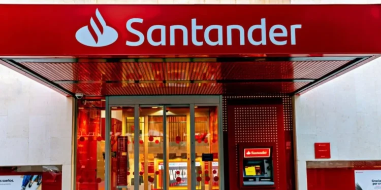 Fachada de agência do Banco Santander com entrada e caixa eletrônico.