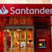 Fachada de agência do Banco Santander com entrada e caixa eletrônico.