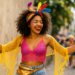 Jovem curtindo o carnaval de rua com fantasia colorida.
