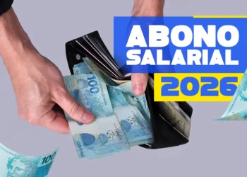 cédulas de 100 reais sendo retiradas de uma carteira, ilustrando o comunicado do Governo sobre o abono salarial 2026.