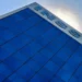 Fachada de agência do INSS com prédio espelhado azul representando comunicado de fechamento das unidades de atendimento