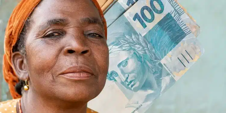 Mulher com notas de dinheiro ao fundo, representando mudanças nas regras de aposentadoria em 2026.