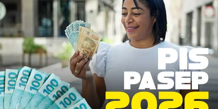 Pessoa sorrindo ao receber dinheiro do PIS/PASEP 2026, com cédulas de 100 e 50 reais visíveis.