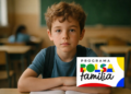 Menino estudante em sala de aula com logo do programa Bolsa Família