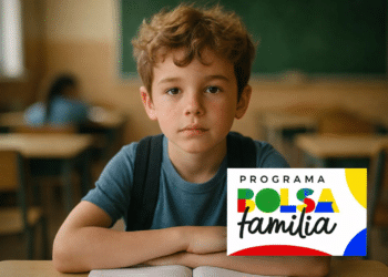 Menino estudante em sala de aula com logo do programa Bolsa Família