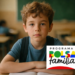 Menino estudante em sala de aula com logo do programa Bolsa Família