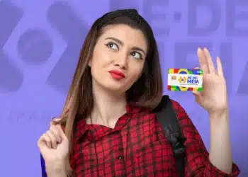 Estudante segurando cartão do programa Pé-de-Meia 2026 divulgado pelo governo federal.