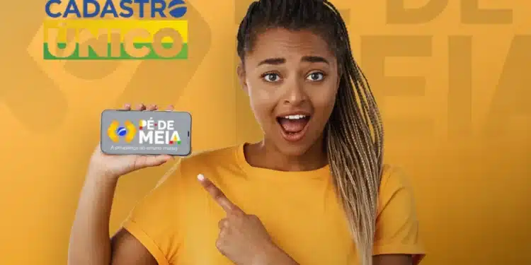 Estudante segurando celular com programa Pé-de-Meia, alertando que dados desatualizados no CadÚnico podem bloquear o benefício em 2026