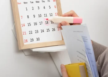 Calendário de 2026 com o dia 18 destacado, representando a organização dos feriados para os estudantes.