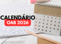 Calendário de mesa com datas e lápis sobre documentos para planejamento OAB 2026