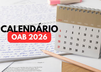 Calendário de mesa com datas e lápis sobre documentos para planejamento OAB 2026