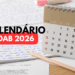 Calendário de mesa com datas e lápis sobre documentos para planejamento OAB 2026
