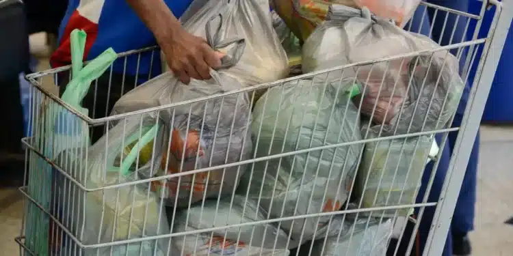 Famílias retiram cestas básicas com alimentos essenciais em ação do CRAS para apoio social em 2026