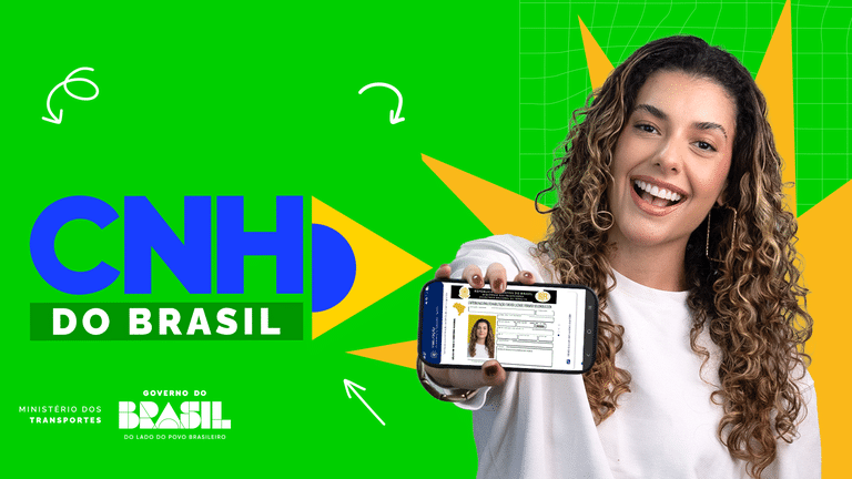 O processo para solicitar a CNH pelo celular é simples, ágil e totalmente digital. Confira abaixo o caminho para garantir sua habilitação sem visitar postos físicos:Baixe o aplicativo: Busque por "CNH do Brasil" nas lojas Google Play ou App Store do seu celular. Atualize seu app: Usuários antigos da Carteira Digital de Trânsito só precisam atualizar o app existente. Inicie o cadastro: Siga as orientações do aplicativo, fornecendo seus dados pessoais e documentos necessários. Acompanhe todas as etapas: O sistema permite monitoramento em tempo real, desde o envio dos documentos até a aprovação final da CNH. Curso de formação: Se for a primeira habilitação, conclua o curso digital e faça os simulados. Imagem promocional do aplicativo 'CNH do Brasil' mostrando uma pessoa com o celular exibindo a CNH Digital.