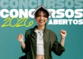 Jovem sorridente comemorando com livro na cabeça e fundo com texto Concursos 2026 abertos.