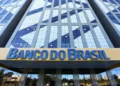 Fachada do Banco do Brasil com logotipo em destaque, relacionada ao concurso do banco.