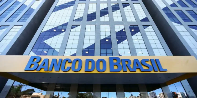 Fachada do Banco do Brasil com logotipo em destaque, relacionada ao concurso do banco.