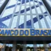Fachada do Banco do Brasil com logotipo em destaque, relacionada ao concurso do banco.