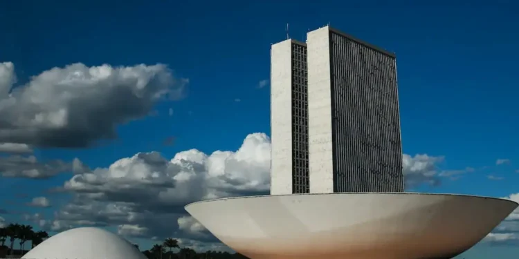 Imagem do edifício da Câmara dos Deputados, em Brasília, com destaque para sua arquitetura moderna. O novo concurso para Policial Legislativo pode ser lançado em janeiro.