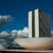 Imagem do edifício da Câmara dos Deputados, em Brasília, com destaque para sua arquitetura moderna. O novo concurso para Policial Legislativo pode ser lançado em janeiro.