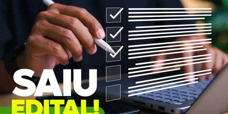 Imagem de um homem preenchendo um formulário digital com uma caneta, ao lado de um computador e telefone. Texto 'SAIU EDITAL!' em destaque.