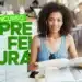 Mulher estudando com fones de ouvido e materiais de leitura com texto concurso prefeitura em destaque.