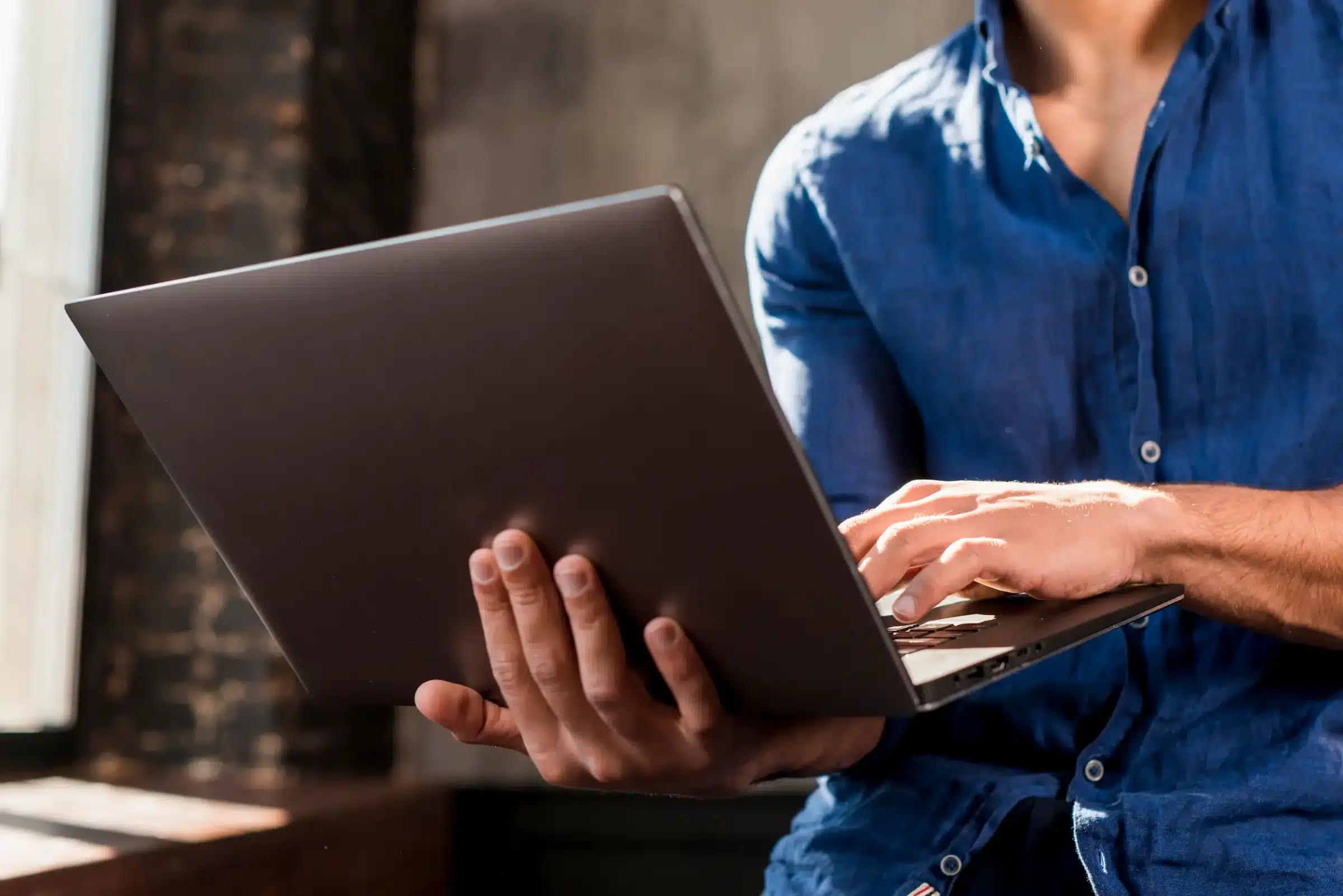 Concurso Público da Câmara Municipal Pessoa utilizando um laptop, simbolizando a inscrição no concurso público da Câmara Municipal.