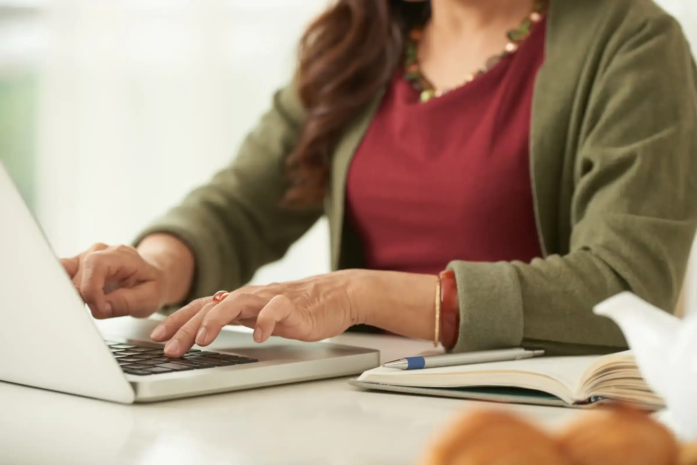 Inscrições para o Concurso da Câmara Municipal Mulher digitando em laptop, simbolizando a inscrição para o concurso da Câmara Municipal.