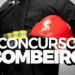 Bombeiro com uniforme, segurando capacete vermelho, palavras "Concurso Bombeiro" em destaque