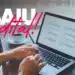 Pessoa usando notebook com checklist na tela e texto "SAIU edital!" destacado