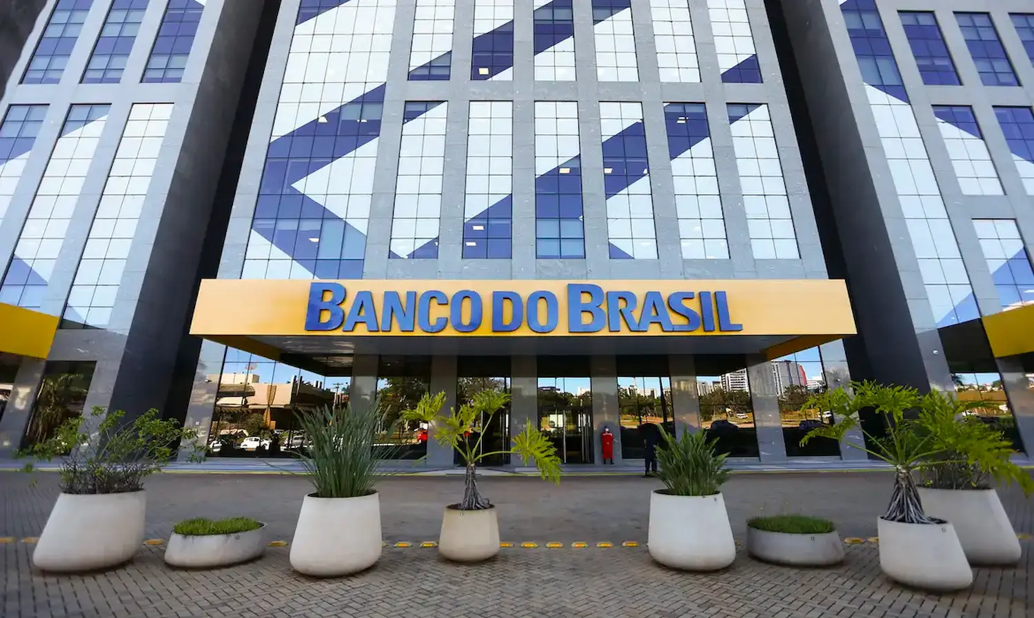 Preparação para o concurso do Banco do Brasil Fachada do Banco do Brasil, com foco na preparação para o concurso e na escolha da banca organizadora.