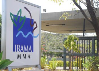 Fachada do prédio do IBAMA, com letreiro e vegetação ao redor em 2026