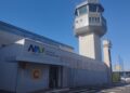 Fachada da NAV Brasil com torre de controle ao fundo, serviços de navegação aérea.