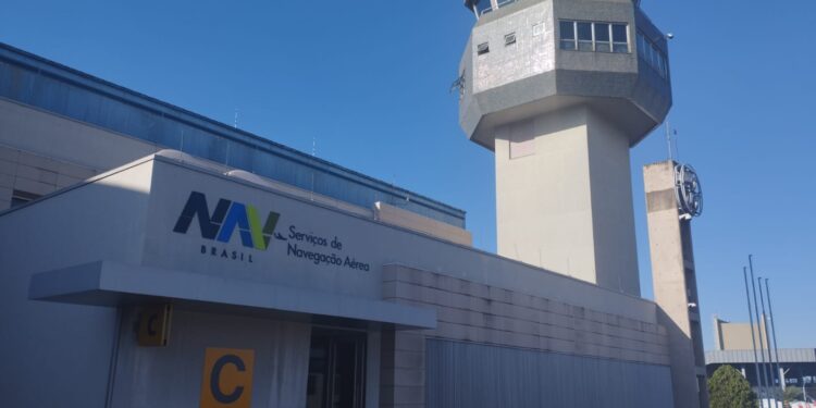 Fachada da NAV Brasil com torre de controle ao fundo, serviços de navegação aérea.