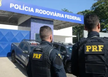 Polícia Rodoviária Federal (PRF) com agentes uniformizados em frente à sede.