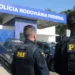 Polícia Rodoviária Federal (PRF) com agentes uniformizados em frente à sede.