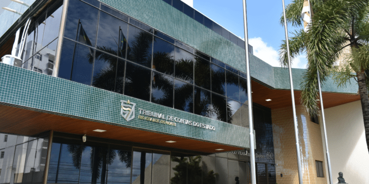 Fachada moderna do Tribunal de Contas do Estado do Rio Grande do Norte em Natal