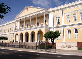 Fachada amarela histórica do edifício sede do Tribunal de Justiça do Estado do Pará em dia ensolarado