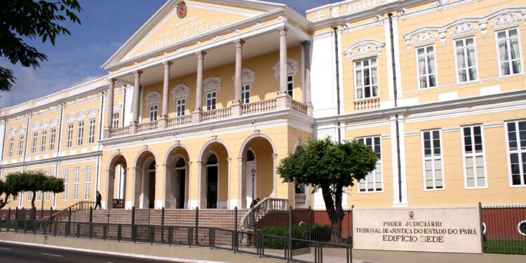 Fachada amarela histórica do edifício sede do Tribunal de Justiça do Estado do Pará em dia ensolarado